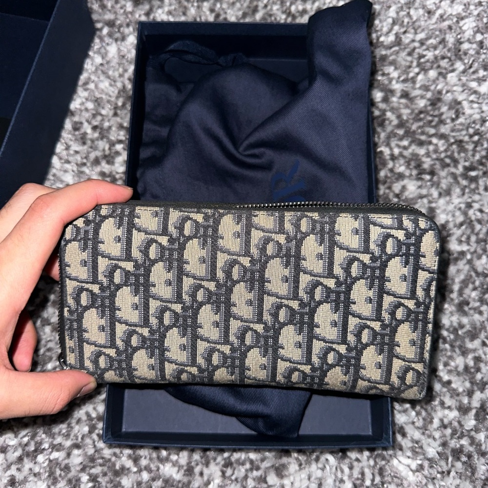 Selling men’s Dior zipped long wallet. Retail price is $1,050 CAD. Condition9/10